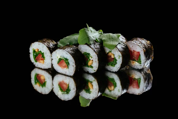 Rolos Sushi Com Pepino Fresco Abacate — Fotografia de Stock
