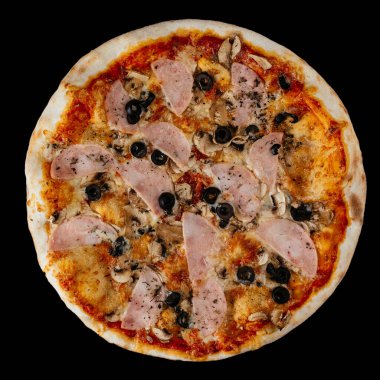 Jambonlu, peynirli ve mantarlı pizza.