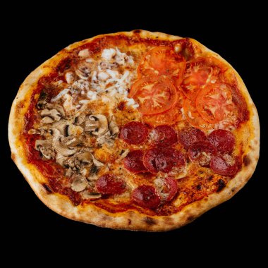 Mantarlı pizza, peynir ve domates.