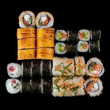 Suşi seti değişik türde maki içeriyor.