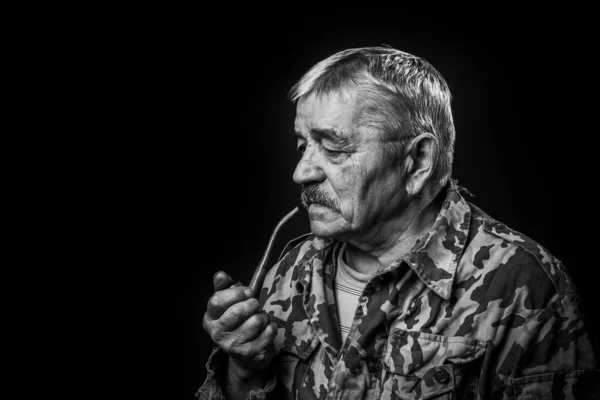 Vecchio Militare Con Occhiali Fumare Una Pipa — Foto Stock