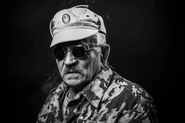 Gözlüklü Kamuflajlı Yaşlı Adam — Stok fotoğraf