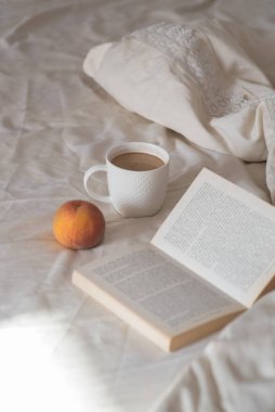 - Günaydın. Bir fincan kahve, şeftali ve kitap.