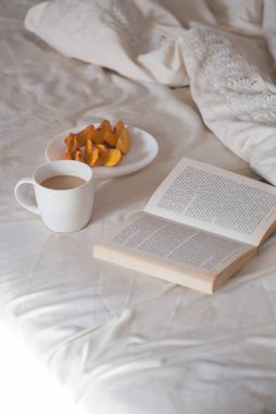 - Günaydın. Bir fincan kahve, şeftali ve kitap.