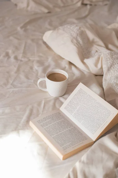 Bonjour Café Mûre Livre Sur Lit — Photo