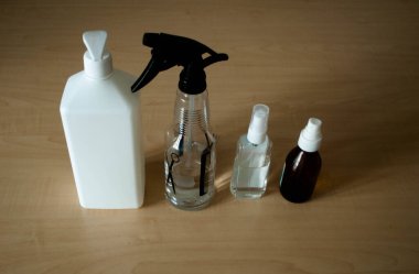 Virüslere karşı önlemlerin görüntüsü. Coronavirus dezenfeksiyonu. Covid-19 'dan koruma. Beyaz tıbbi eldivenler, tıbbi maske, alkol spreyi dezenfektan ve antiseptik, sıvı maddeler için konteynır..