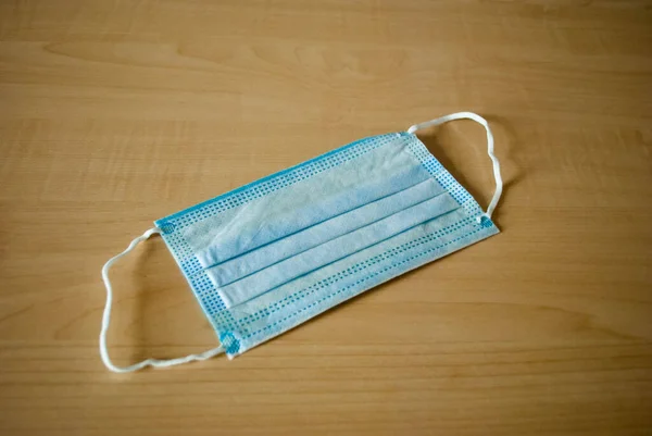 Cerrahi mavi maskenin görüntüsü. Tek kullanımlık yüz maskesi. Kişisel Sağlığı Koruma. COVID-19 için yüz maskeleri ve cerrahi maskeler. Koronavirüs salgını sırasında koruma