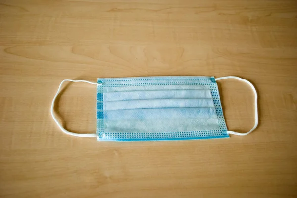 Cerrahi mavi maskenin görüntüsü. Tek kullanımlık yüz maskesi. Kişisel Sağlığı Koruma. COVID-19 için yüz maskeleri ve cerrahi maskeler. Koronavirüs salgını sırasında koruma