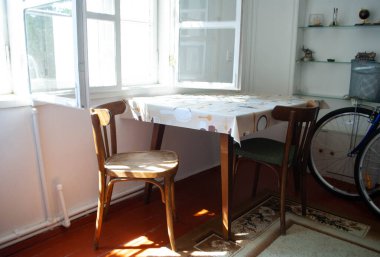 Yazlık evde eski bir sandalye. Sovyet natürmortu. Antika boş sandalye ve ışık huzmesi. Masanın yanındaki eski sandalye. Köy evi.