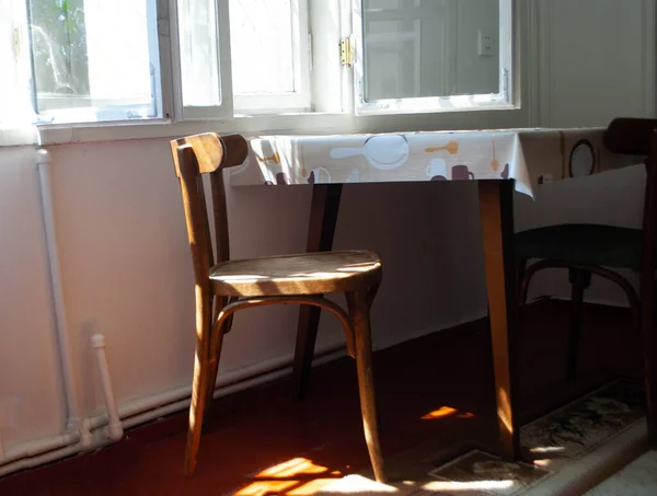 Yazlık evde eski bir sandalye. Sovyet natürmortu. Antika boş sandalye ve ışık huzmesi. Masanın yanındaki eski sandalye. Köy evi.
