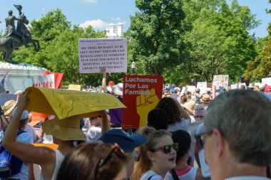 Cumartesi, 30 Haziran 2018 - Washington, Dc - protestocular binlerce Lafayette Square yakınındaki Beyaz Saray Washington, Dc aileler ait birlikte ralli için çocuk, ayırma Trump yönetiminin politikaları protesto etmek için toplandı