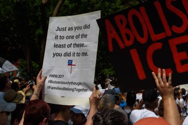 Cumartesi, 30 Haziran 2018 - Washington, Dc - protestocular binlerce Lafayette Square yakınındaki Beyaz Saray Washington, Dc aileler ait birlikte ralli için çocuk, ayırma Trump yönetiminin politikaları protesto etmek için toplandı