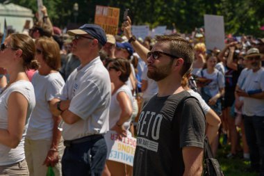 Cumartesi, 30 Haziran 2018 - Washington, Dc - protestocular binlerce Lafayette Square yakınındaki Beyaz Saray Washington, Dc aileler ait birlikte ralli için çocuk, ayırma Trump yönetiminin politikaları protesto etmek için toplandı