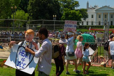 Cumartesi, 30 Haziran 2018 - Washington, Dc - protestocular binlerce Lafayette Square yakınındaki Beyaz Saray Washington, Dc aileler ait birlikte ralli için çocuk, ayırma Trump yönetiminin politikaları protesto etmek için toplandı