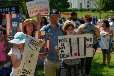 Cumartesi, 30 Haziran 2018 - Washington, Dc - protestocular binlerce Lafayette Square yakınındaki Beyaz Saray Washington, Dc aileler ait birlikte ralli için çocuk, ayırma Trump yönetiminin politikaları protesto etmek için toplandı