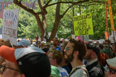 Cumartesi, 30 Haziran 2018 - Washington, Dc - protestocular binlerce Lafayette Square yakınındaki Beyaz Saray Washington, Dc aileler ait birlikte ralli için çocuk, ayırma Trump yönetiminin politikaları protesto etmek için toplandı