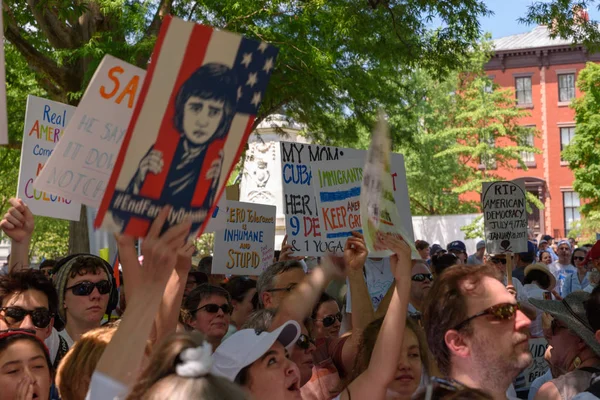 Cumartesi, 30 Haziran 2018 - Washington, Dc - protestocular binlerce Lafayette Square yakınındaki Beyaz Saray Washington, Dc aileler ait birlikte ralli için çocuk, ayırma Trump yönetiminin politikaları protesto etmek için toplandı