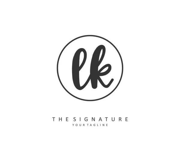 Lk初期の手紙の手書きと署名のロゴ テンプレート要素付きのコンセプト手書きの初期ロゴ — ストックベクタ