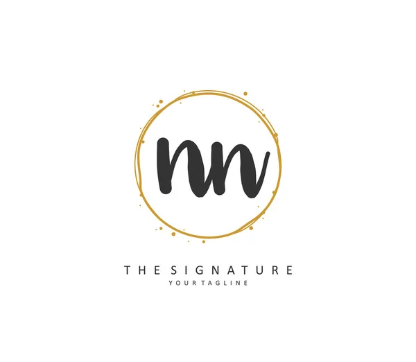 Nn文字の手書きと署名のロゴ テンプレート要素付きのコンセプト手書きの初期ロゴ — ストックベクタ