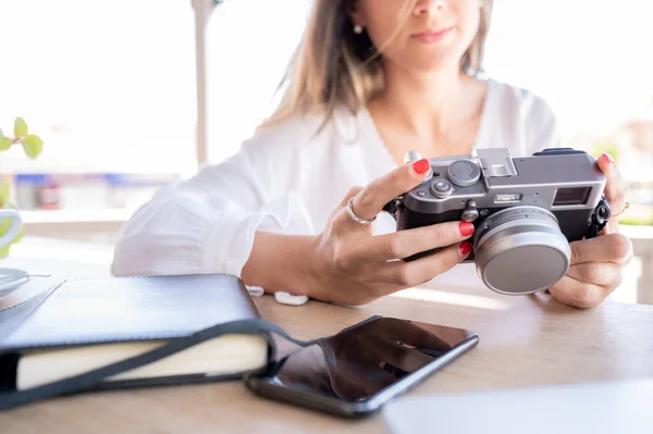 Hübsches Und Erfolgreiches Bloggermädchen Überprüft Fotos Auf Ihrer Vintage Kamera — Stockfoto