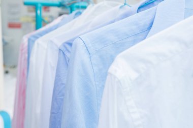 İçerideki kuru temizlemeden sonra askılarda temiz gömlekler olacak.