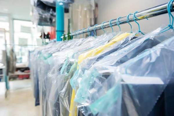 Чистая Одежда Вешалках Прачечной Защищена Пластиком — стоковое фото