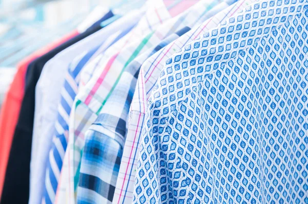 Camisas Limpas Cores Diferentes Cabides — Fotografia de Stock