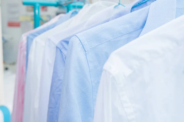 Rack Dengan Kemeja Bersih Hangers Setelah Dry Cleaning Dalam Ruangan — Stok Foto