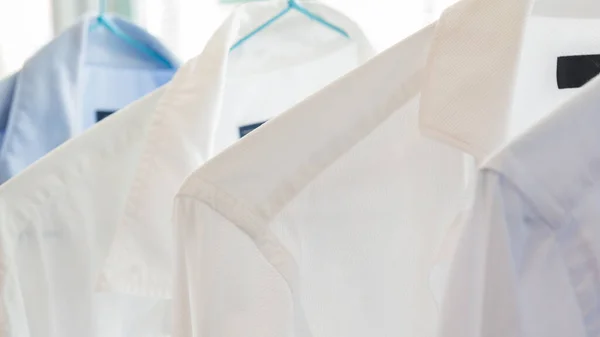 Camisas Brancas Azuis Uma Lavandaria — Fotografia de Stock