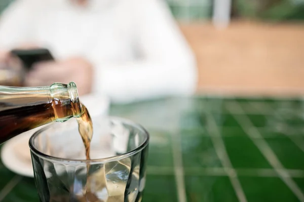 Versare Cola Bicchiere All Incontro Amico Concentrazione Selettiva Uno Sfondo — Foto Stock