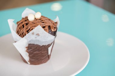 Renkli bir arka planda beyaz bir tabakta nefis çikolatalı kek. Boşluğu kopyala. Küçük işletme kavramı