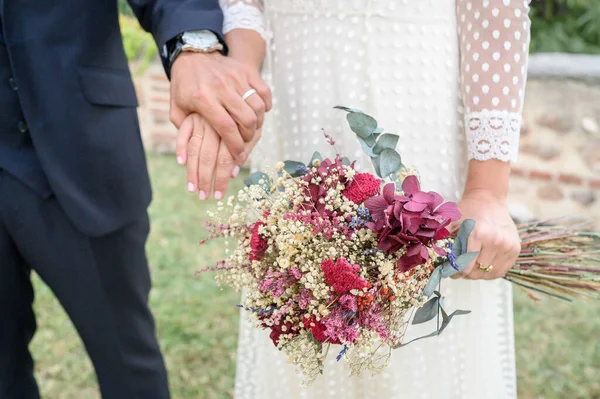 Bruden Håller Rustika Bukett Blommor Medan Brudgummen Håller Sin Hand — Stockfoto