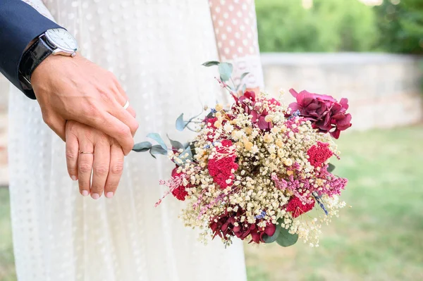 Bruden Bär Vit Bröllopsklänning Med Rustik Bukett Blommor Medan Brudgummen — Stockfoto