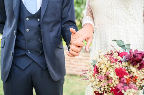 Eleganta Och Stilrena Nygifta Par Hålla Hand Med Kärlek Fokus — Stockfoto