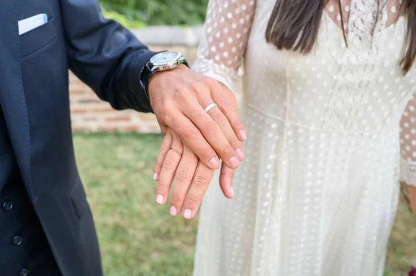 Ett Par Unga Vita Nygifta Håller Sina Händer Ömt Och — Stockfoto