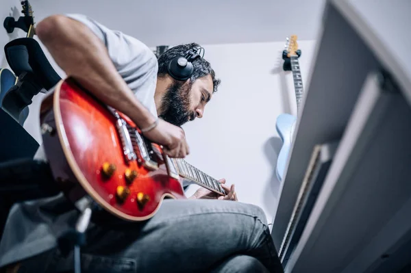 Giovane Musicista Suonare Chitarra Uno Studio Professionale Vista Dal Basso — Foto Stock