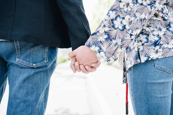 Unga Par Med Händerna Sammanflätade — Stockfoto