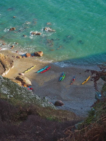 Морские каяки на пляже в Ирландии, солнце и море, крошечный скрытый пляж — стоковое фото