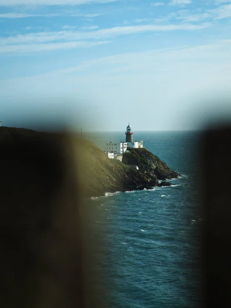 Baily lighthouse through fence in Ireland near Dublin, Sea and Sun — Stock Photo, Image
