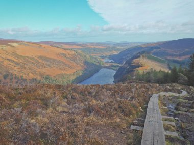 İrlanda, Glendalough 'daki Wicklow Dağları' ndaki küçük tahta patikadan göle bak.