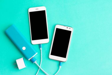 Usb kabloları üstten görünüm smartphone ve pil bankada ile şarj