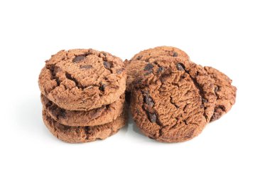 Beyaz arka plan üzerinde karanlık kurabiye ev yapımı çikolata cips