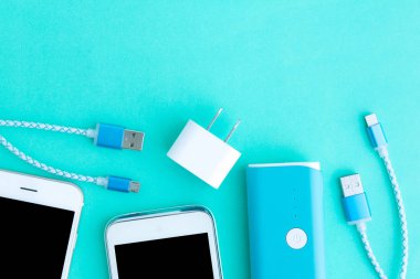 adaptörü ve Usb ile şarj kabloları en iyi görünümü ile Smartphone