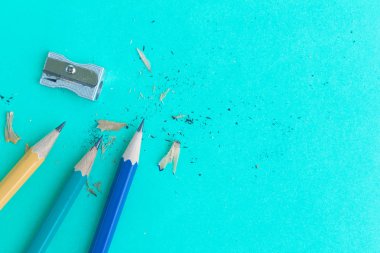 kalemtıraş ve üstten görünüm içinde yeşil kalem