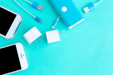 adaptörü ve Usb ile şarj kabloları en iyi görünümü ile Smartphone