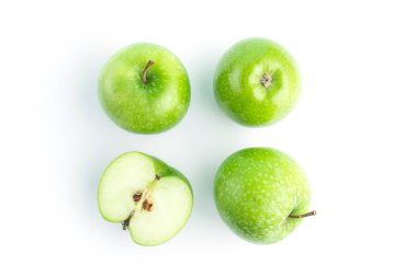 Beyaz arkaplanda yeşil elma