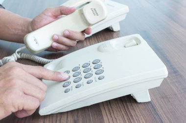 Yöneticisi bir telefon tutarak el ve bir düğme rakama basın