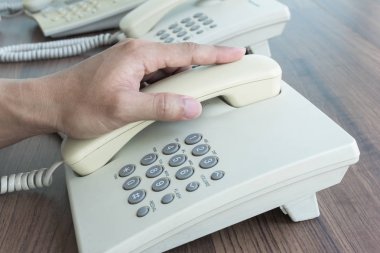 Yöneticisi bir telefon tutarak el ve bir düğme rakama basın