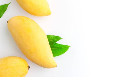 üst görünümünde olgun mango