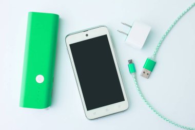 akıllı telefon için pil ve şarj kablosu ile akıllı telefon